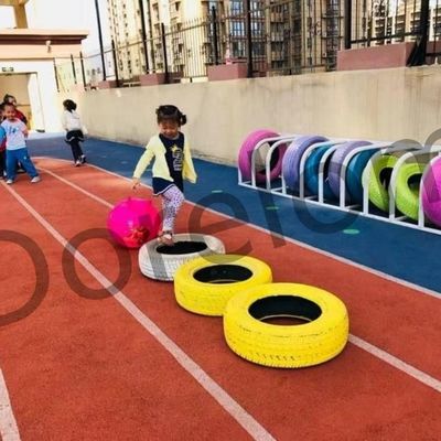 10mm-15mm chiều cao Cỏ nhân tạo màu đỏ cho Badminton chạy đường và theo dõi thể thao Badminton
