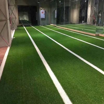 EN14904 Chất liệu phù hợp trong nhà được chứng nhận sàn thể thao cỏ nhân tạo với mật độ 52500